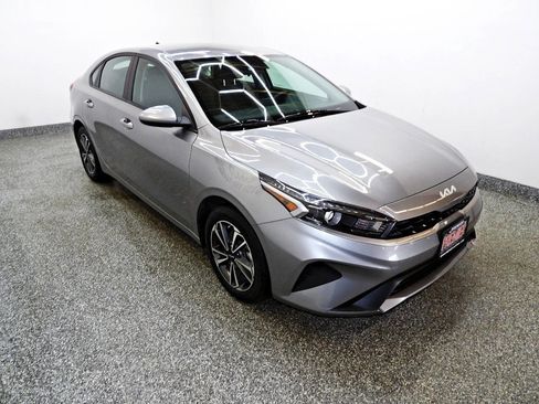 Used 2023 Kia Forte LXS FWD image 3