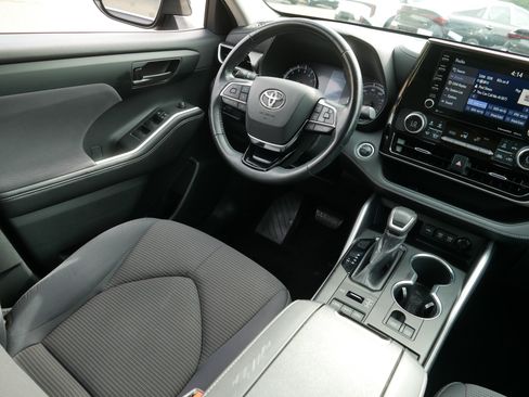 Used 2020 Toyota Highlander LE AWD/4WD image 9