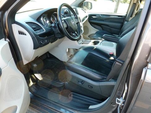 Used 2017 Dodge Grand Caravan SXT FWD image 9
