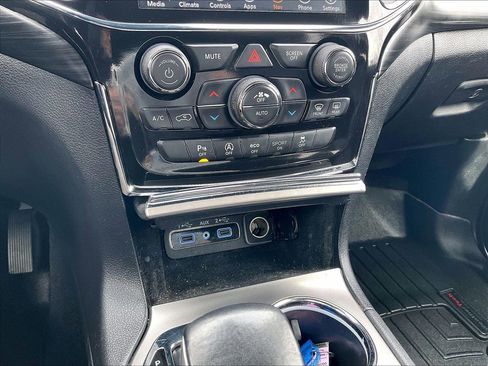 Used 2020 Jeep Grand Cherokee Altitude image 25