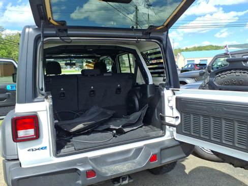 Used 2023 Jeep Wrangler Unlimited w/ Cold Weather Group AWD/4WD image 10