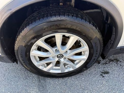 Used 2018 Nissan Rogue SV image 13