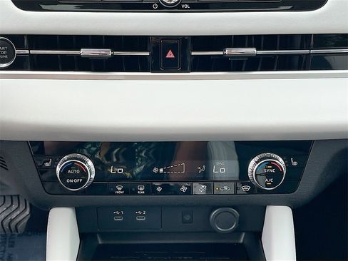 New 2025 Mitsubishi Outlander SE image 16