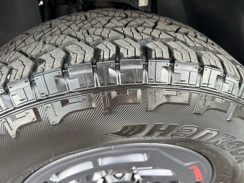 Used 2025 Nissan Frontier PRO-4X AWD/4WD image 13