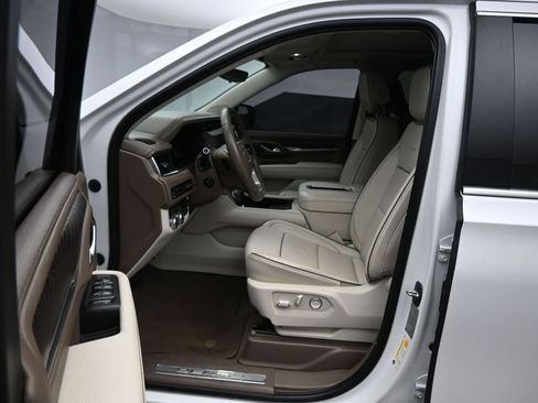 Used 2023 GMC Yukon XL Denali w/ Denali Reserve Package AWD/4WD image 12