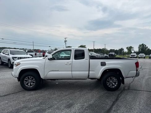 Used 2017 Toyota Tacoma SR5 AWD/4WD image 4