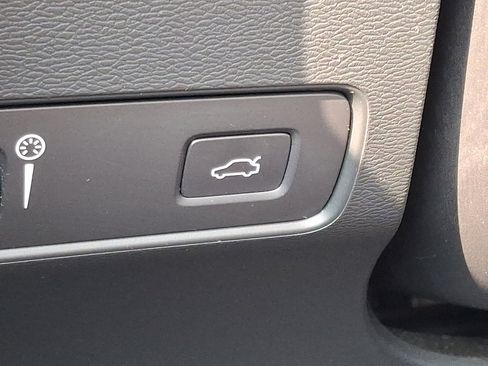 Used 2019 Volvo XC40 T5 Momentum image 24