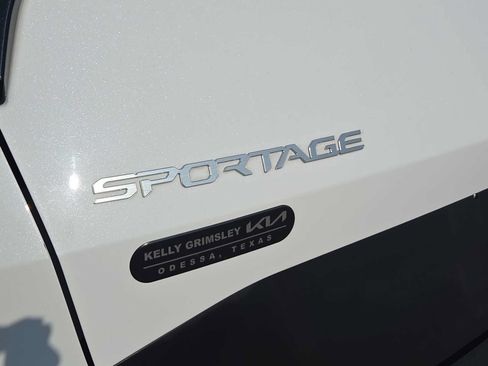 Used 2025 Kia Sportage EX FWD image 11