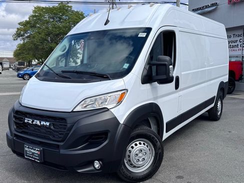 Used 2024 RAM ProMaster 2500 w/ Convenience Group FWD image 3