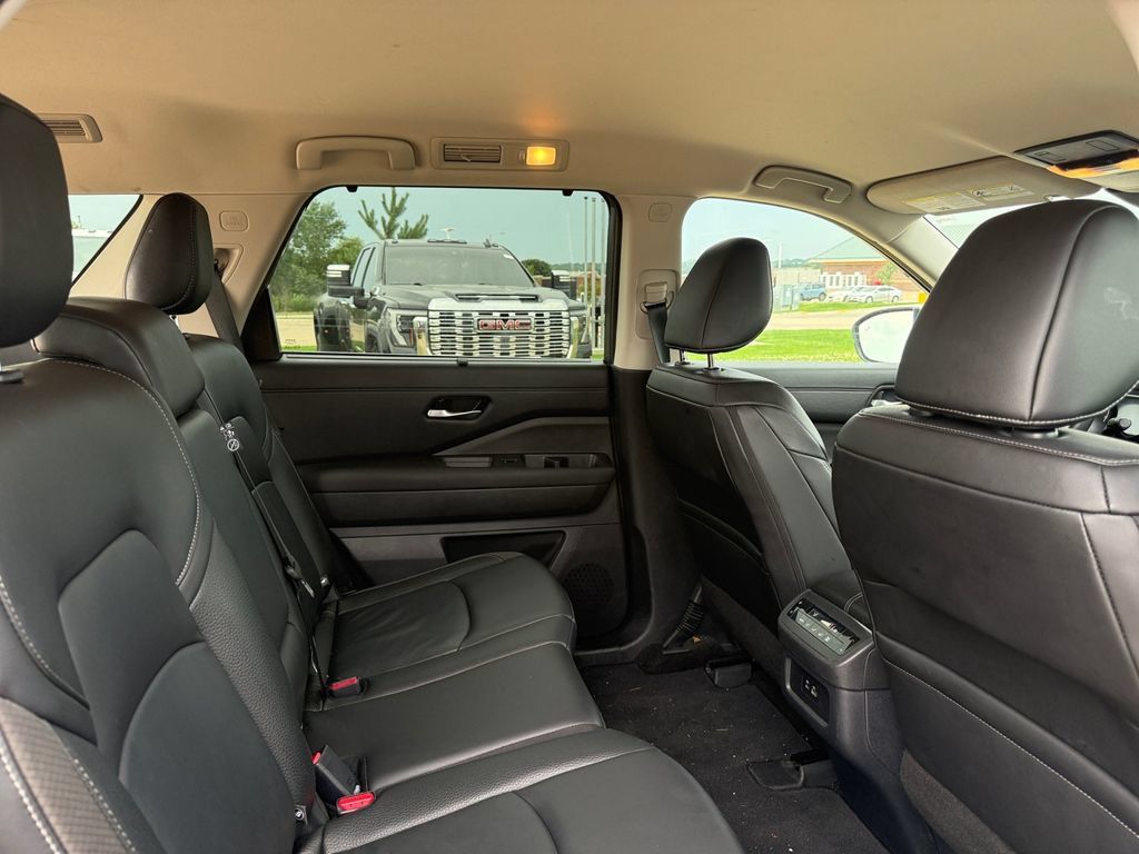Used 2025 Nissan Pathfinder SL AWD/4WD image 40
