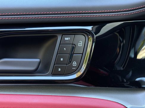 Used 2025 Porsche Panamera 4S w/ Premium Package image 18