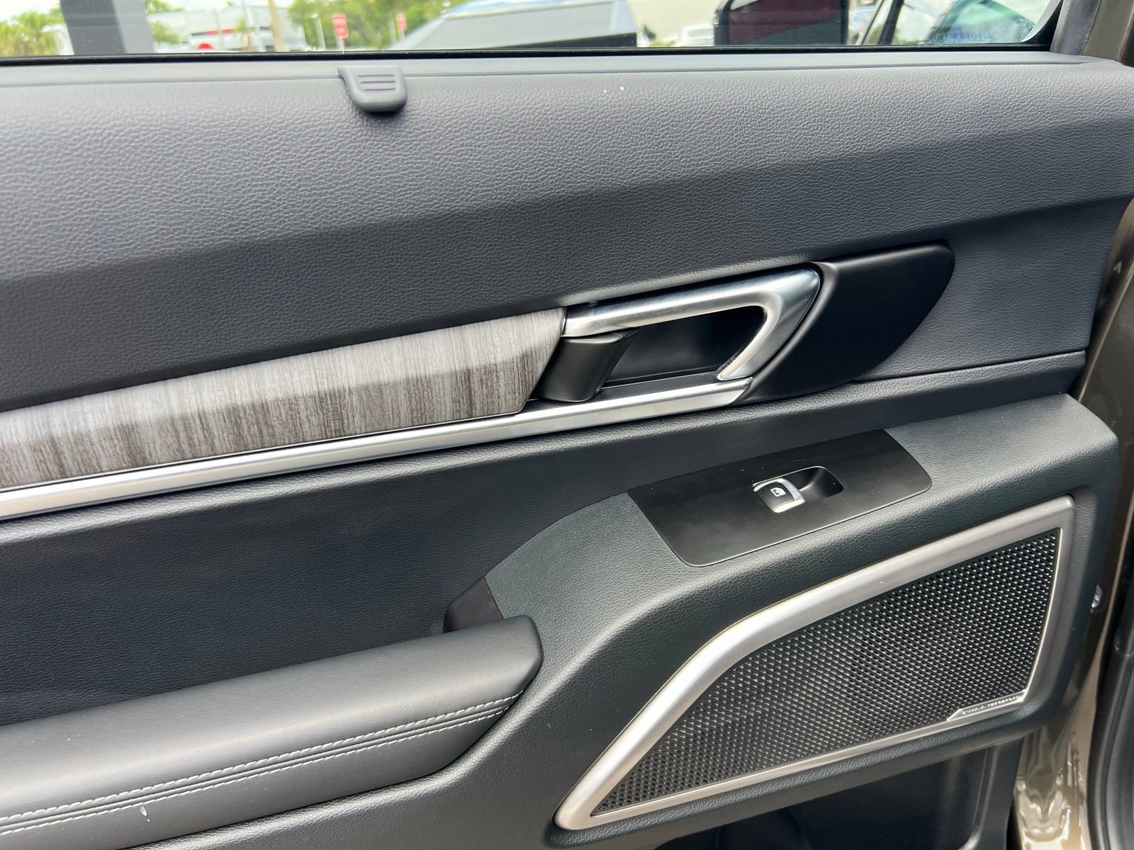 Used 2025 Kia Telluride EX w/ EX Captain's Chair Package FWD image 48