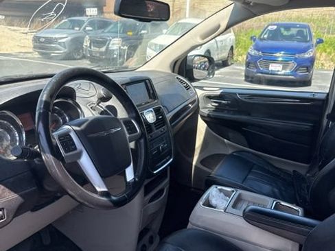 Used 2015 Chrysler Town & Country Touring FWD image 5