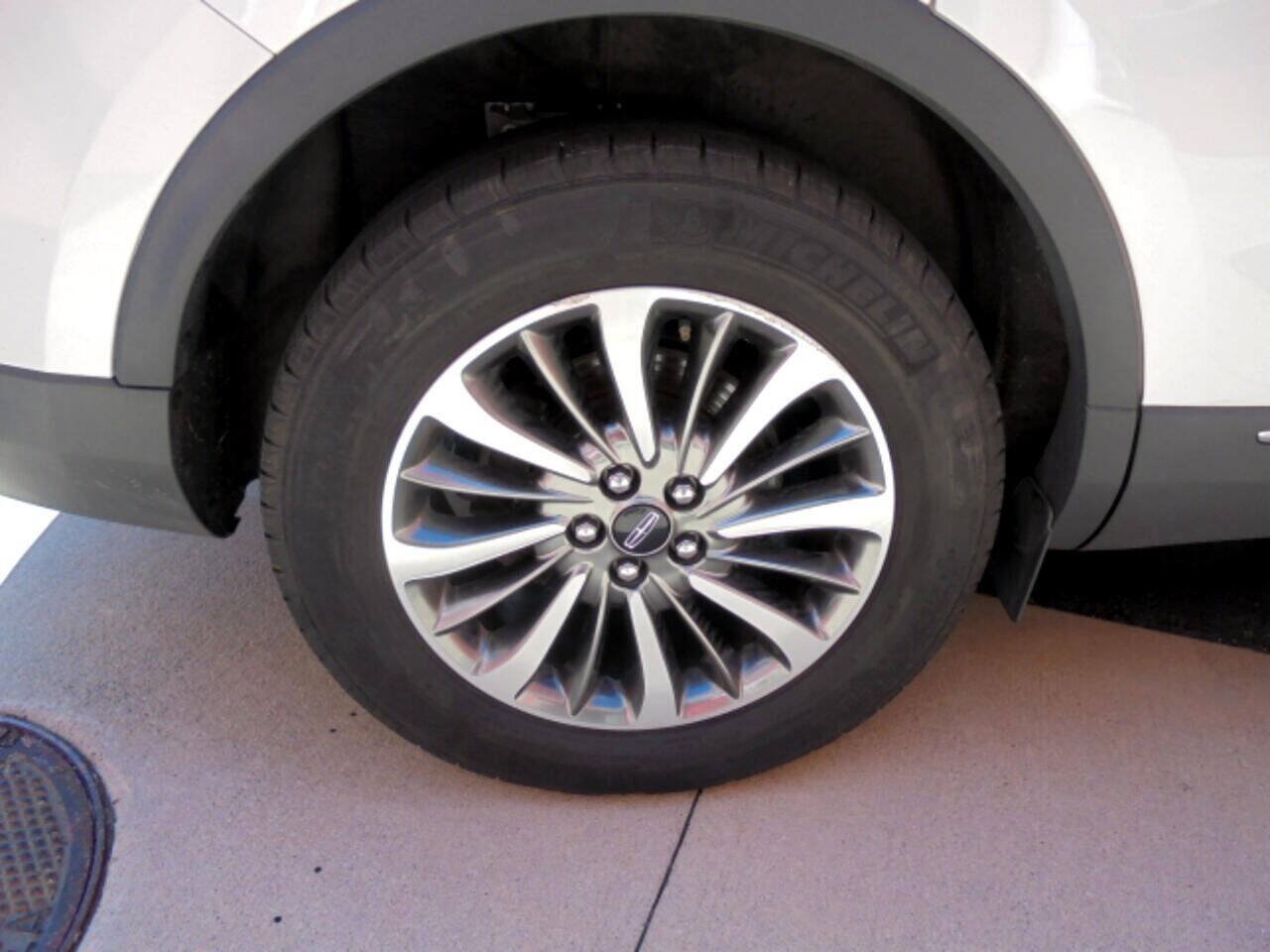 Used 2019 Lincoln Nautilus Select AWD/4WD image 23