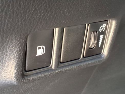 Used 2022 Toyota C-HR XLE image 5