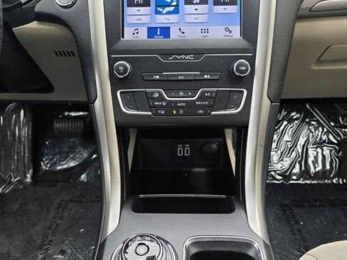 Used 2019 Ford Fusion SE FWD image 14