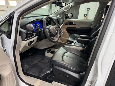 Used 2024 Chrysler Pacifica Touring-L image 15