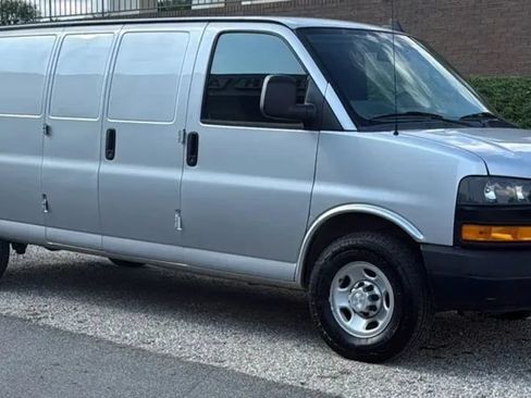 Used 2018 Chevrolet Express 3500 Extended w/ Driver Convenience Package RWD image 3