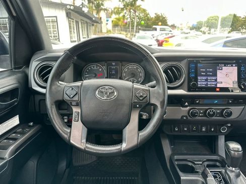 Used 2017 Toyota Tacoma TRD Off-Road RWD image 39