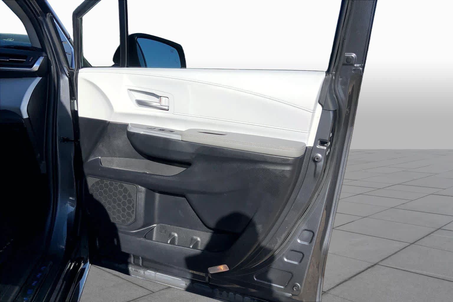 Used 2025 Toyota Sienna XLE FWD image 22