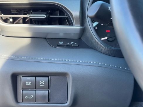 Certified 2025 Toyota Highlander LE image 30