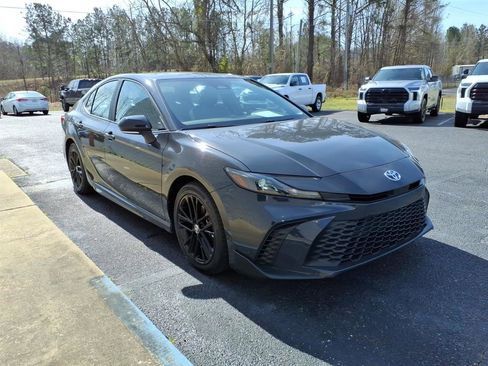 Used 2025 Toyota Camry SE image 3