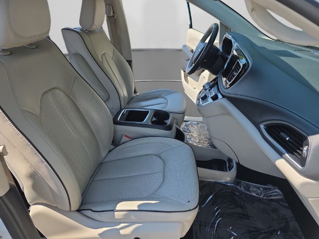 Used 2020 Chrysler Pacifica Limited w/ Advanced Safetytec Group FWD image 30
