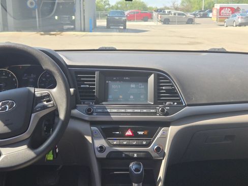 Used 2018 Hyundai Elantra SE w/ SE Connectivity Package 04 FWD image 16