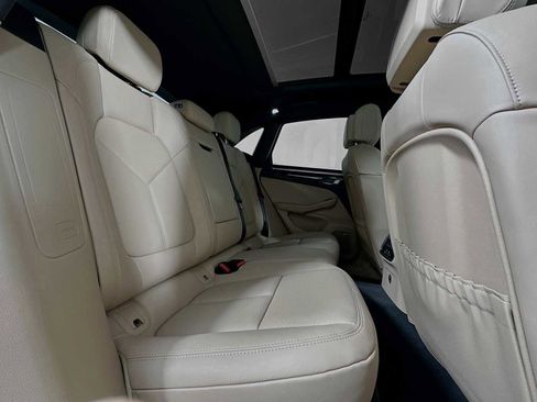 Used 2025 Porsche Macan image 28