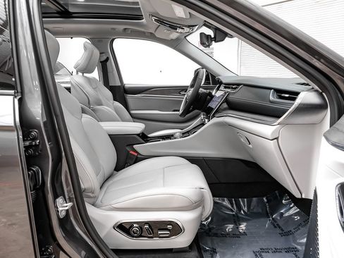 Used 2022 Jeep Grand Cherokee Overland w/ Luxury Tech Group IV image 31