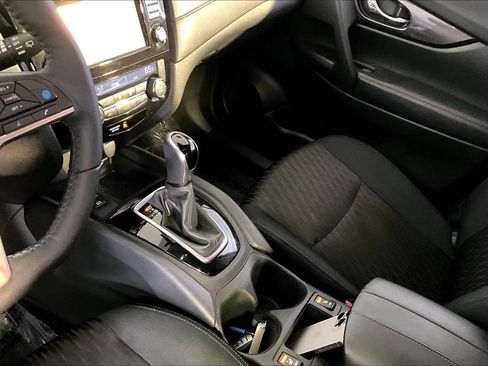 Used 2019 Nissan Rogue SV w/ Premium Package AWD/4WD image 17