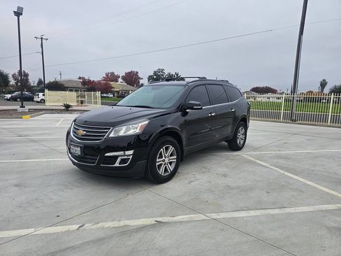 Used 2017 Chevrolet Traverse LT image 2