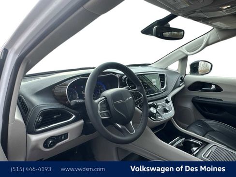 Used 2024 Chrysler Pacifica Limited image 2