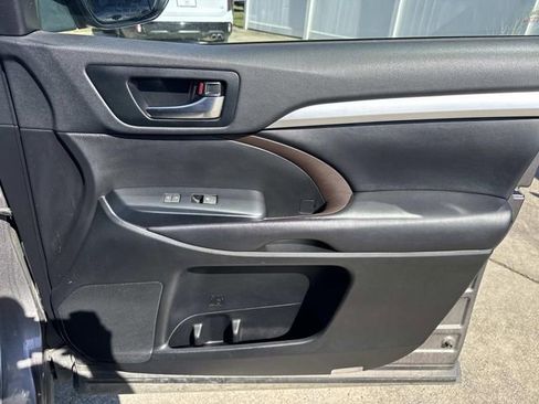 Used 2019 Toyota Highlander XLE image 12