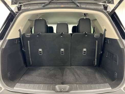 Used 2025 Nissan Pathfinder SV image 24