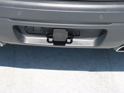 Used 2019 Jeep Cherokee Latitude Plus AWD/4WD image 5