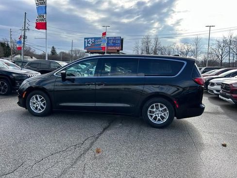 Used 2022 Chrysler Voyager LX FWD image 6