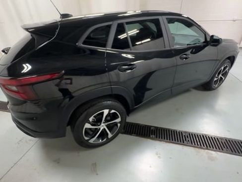Used 2024 Chevrolet Trax RS w/ Sunroof Package FWD image 8