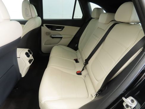 Used 2024 Mercedes-Benz GLC 300 4MATIC image 21