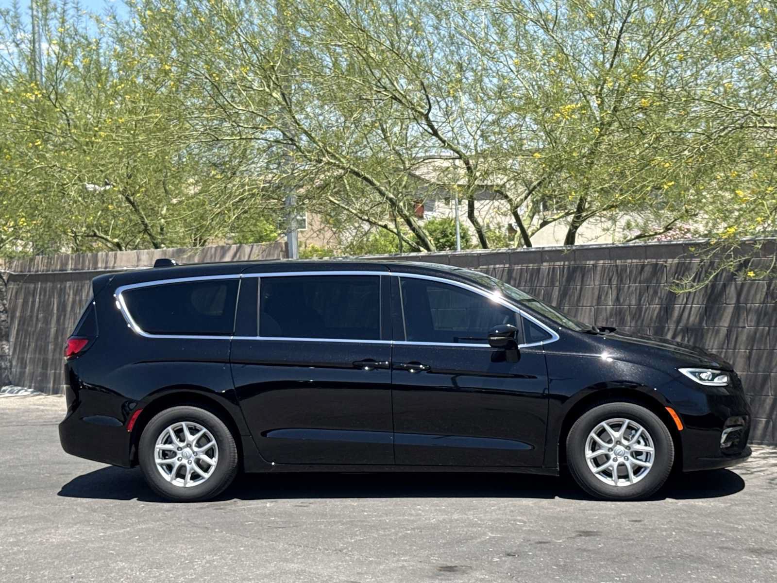 New 2026 Chrysler Pacifica Select FWD image 7