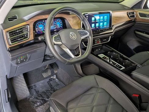 Used 2025 Volkswagen Atlas SE AWD/4WD image 14