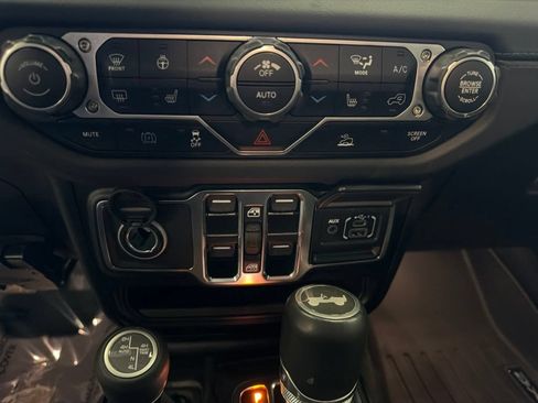 Used 2024 Jeep Wrangler Unlimited Sahara w/ Technology Group AWD/4WD image 22