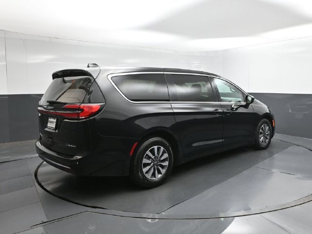 Used 2024 Chrysler Pacifica Limited FWD image 8