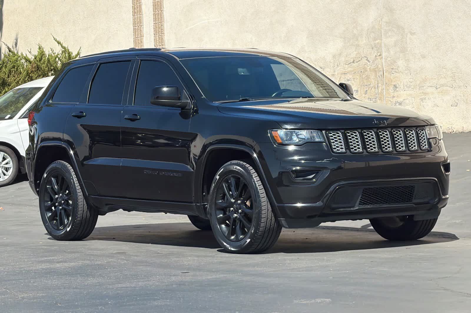Used 2020 Jeep Grand Cherokee Altitude AWD/4WD image 5