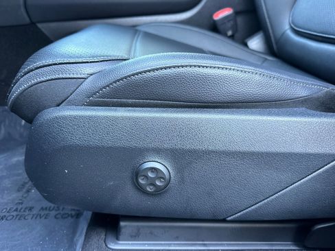 Used 2025 Mercedes-Benz GLC 350e 4MATIC image 14