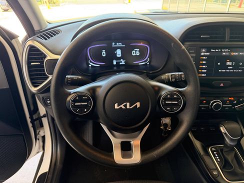 Used 2025 Kia Soul LX w/ LX Technology Package FWD image 25