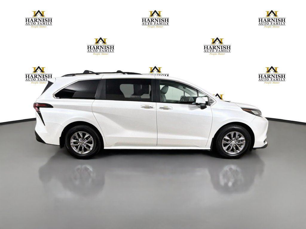 Used 2023 Toyota Sienna XLE AWD/4WD image 8