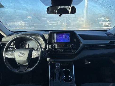 Used 2023 Toyota Highlander LE image 19