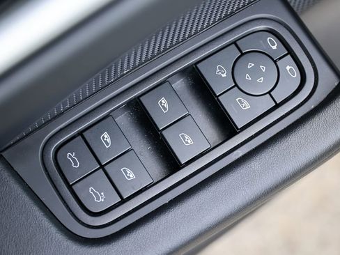 Certified 2025 Porsche Macan 4 Electric image 33