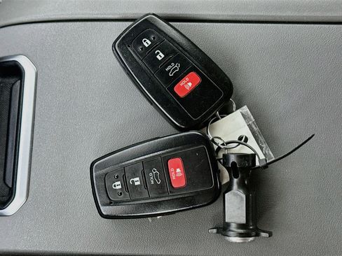 Used 2023 Toyota Highlander XLE FWD image 25